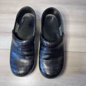 Dansko Sz 37 black leather patterned clogs